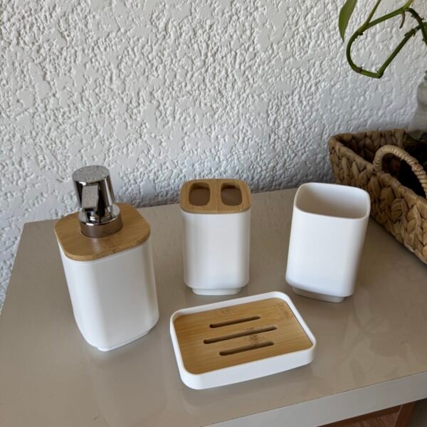 Set de baÃ±o plÃ¡stico y bambÃº