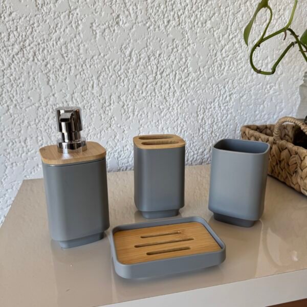 Set de baÃ±o plÃ¡stico y bambÃº